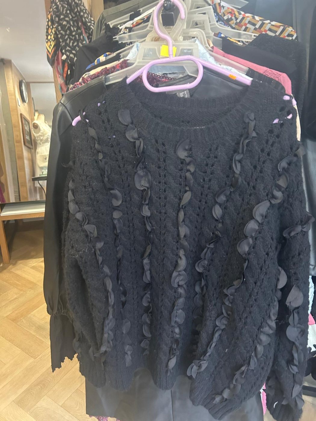 Sweter czarny, falbanki